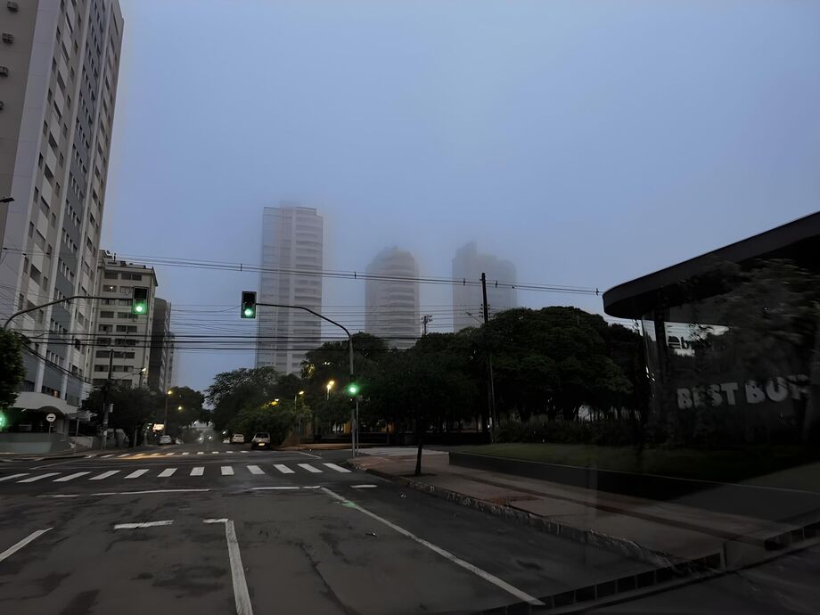 Neblina encobre prédios no centro de Campo Grande nas primeiras horas da manhã desta segunda-feira (11).        Perguntar ao ChatGPT