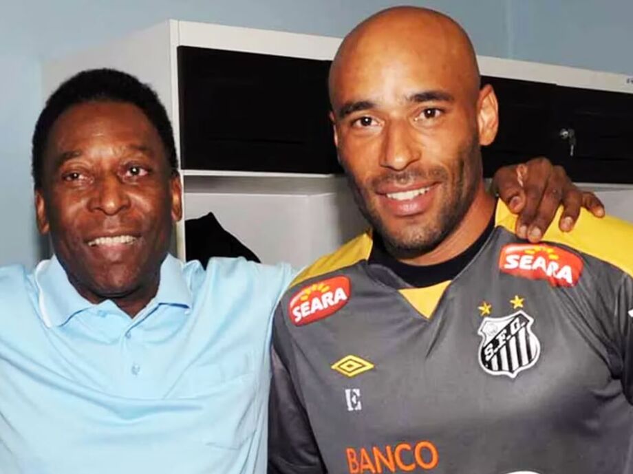 Edinho ao lado do pai Pelé, Rei do Futebol