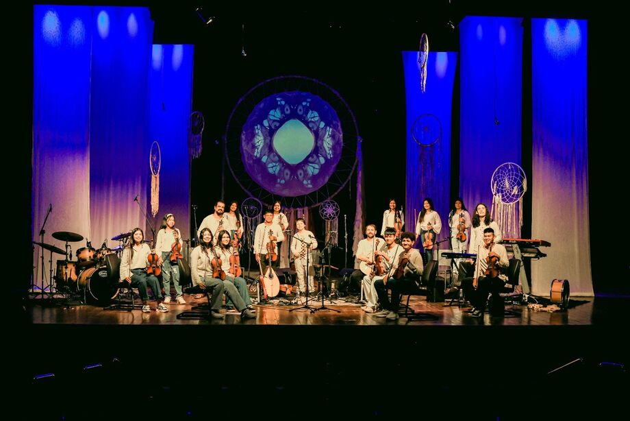 Integrantes da Orquestra Indígena durante apresentação