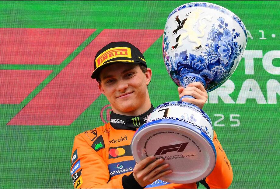 O piloto australiano Oscar Piastri, vencedor da McLaren, comemora no pódio após o GP da Holanda de Fórmula 1 no Circuito de Zandvoort.