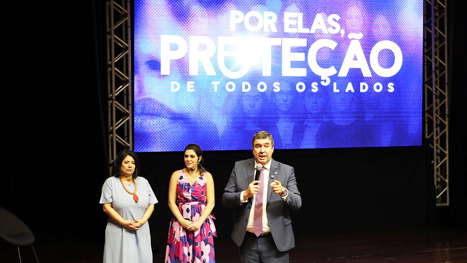 A subsecretária Manuela Nicodemos, secretária da Cidadania Viviane Luiza e o governador Riedel. Evento em Campo Grande marcou o anúncio de novas ações do Governo de MS no enfrentamento à violência contra mulheres