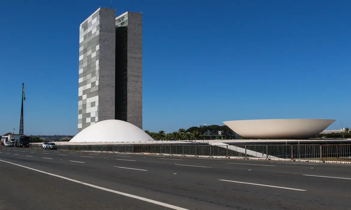 Congresso retoma trabalhos com foco em isenção do IR, apostas online e cassações