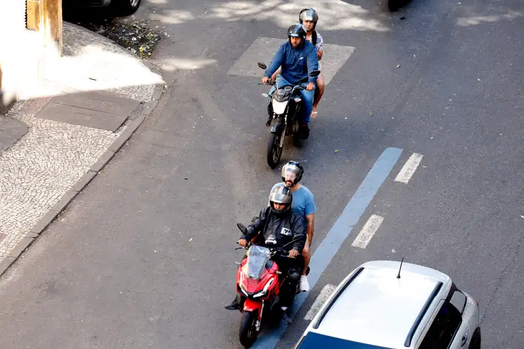 Motociclistas de aplicativos transitam pelas ruas do centro do Rio