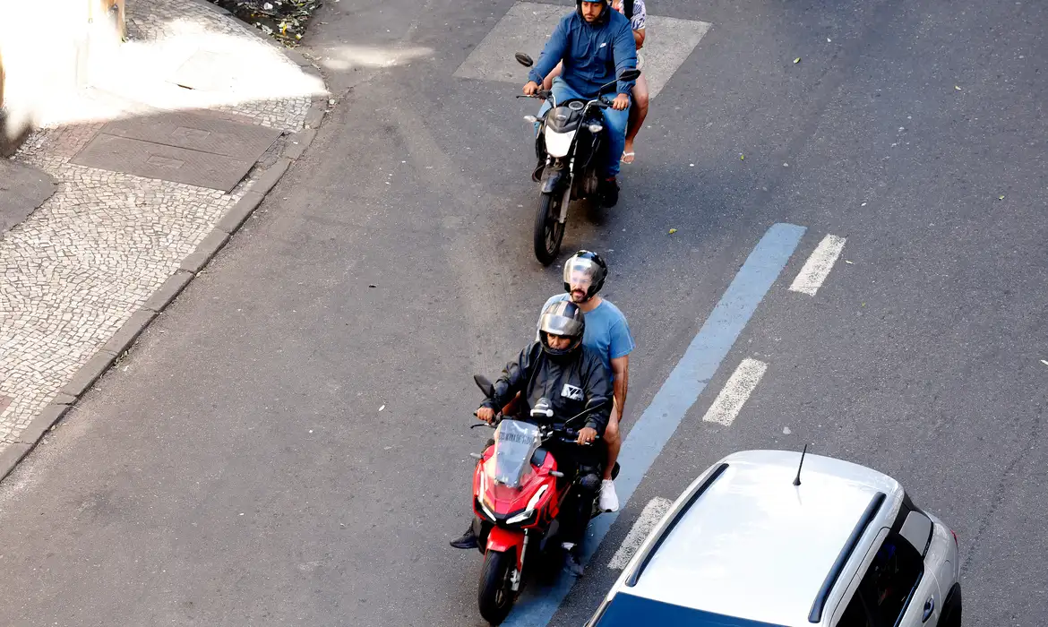 Com frota em alta e mais acidentes, especialistas apontam 10 cuidados essenciais para viajar de moto com mais segurança.