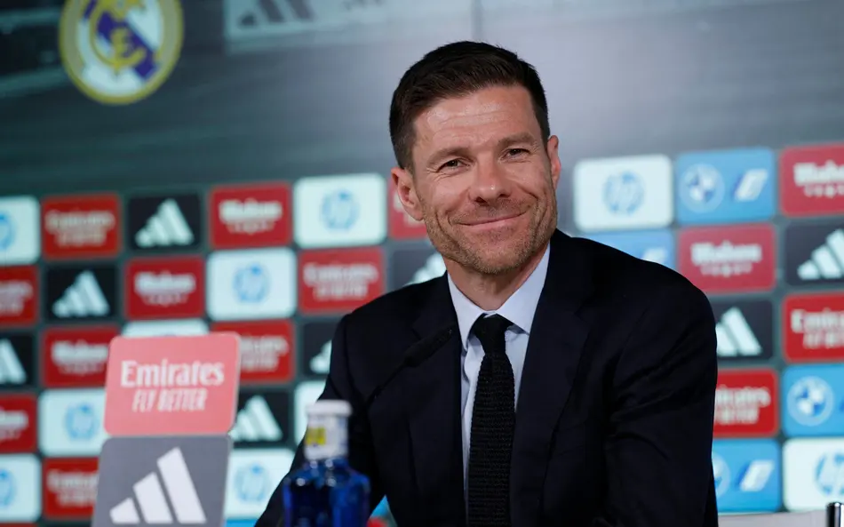 Xabi Alonso minimiza ausência de Rodrygo na estreia e celebra vitória no retorno ao Bernabéu.