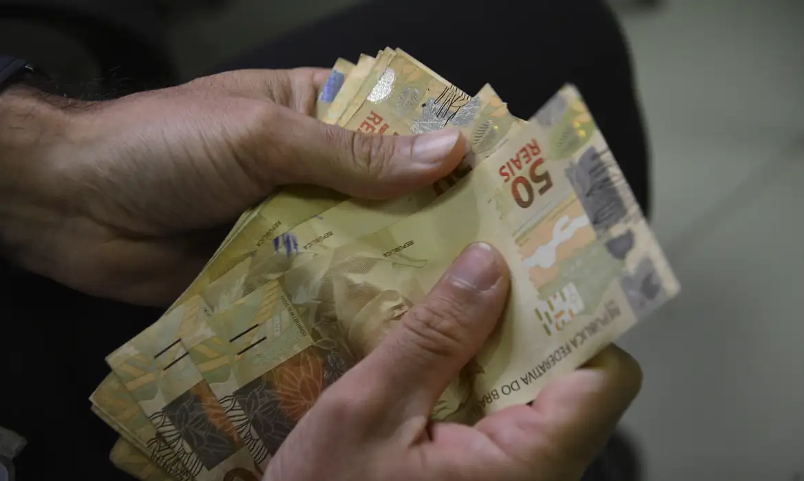 Proposta do Orçamento de 2026 ajusta previsão do salário mínimo para R$ 1.631.