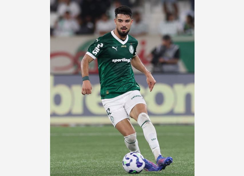 O jogador Flaco López, da SE Palmeiras, em jogo contra a equipe do Botafogo FR, durante partida válida pela vigésima rodada, do Campeonato Brasileiro, Série A, no Esteadio Nilton Santos.