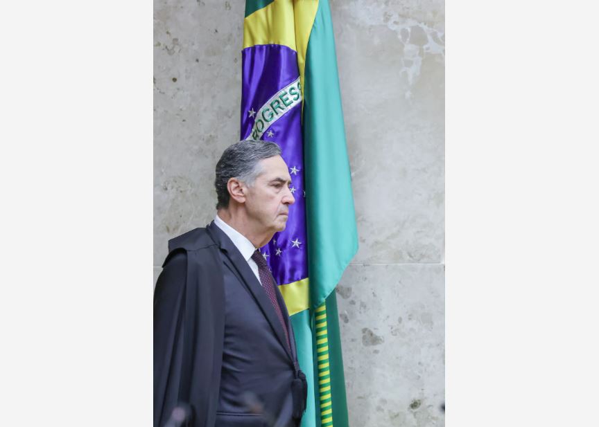 O presidente do STF, ministro Luís Roberto Barroso, aconselhou o filho a não retornar agora aos EUA