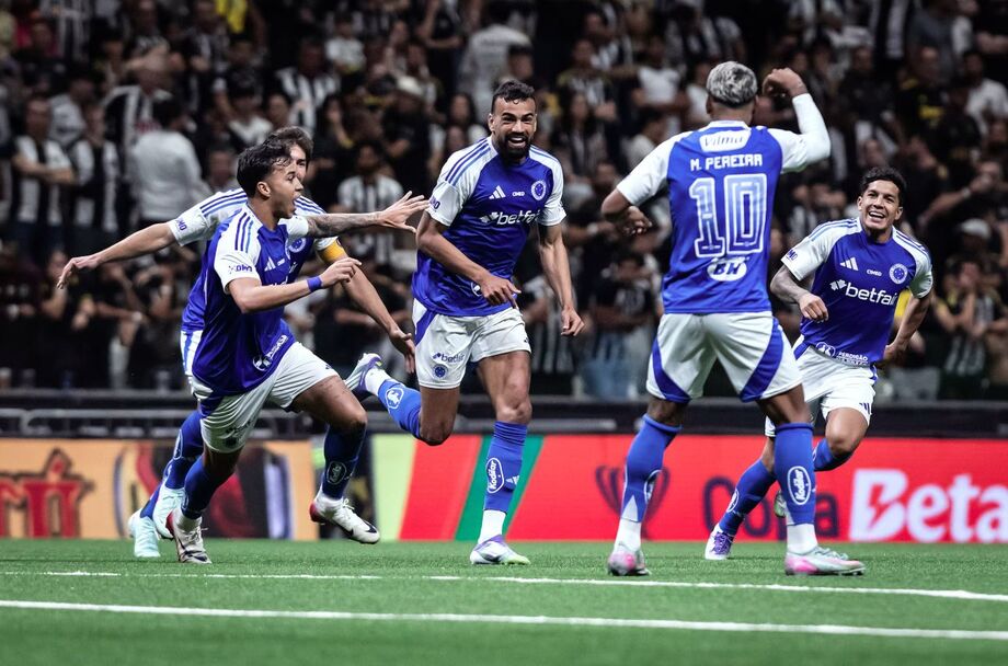 Cruzeiro vence na Arena MRV e abre boa vantagem sobre o rival Atlético.