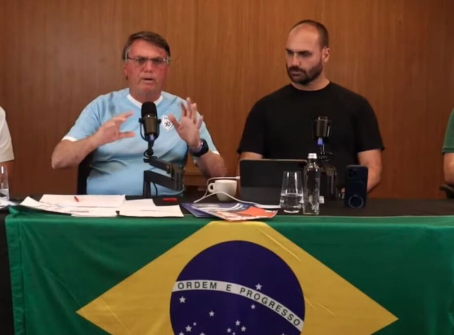 O ex-presidente Jair Bolsonaro e o seu filho 02, Eduardo Bolsonaro, foram indiciados pela Polícia Federal.