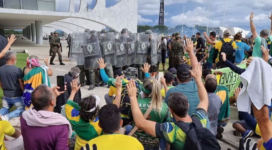 Cena do 8 de janeiro registrada no documentário 'No Céu da Pátria Nesse Instante', de Sandra Kogut.