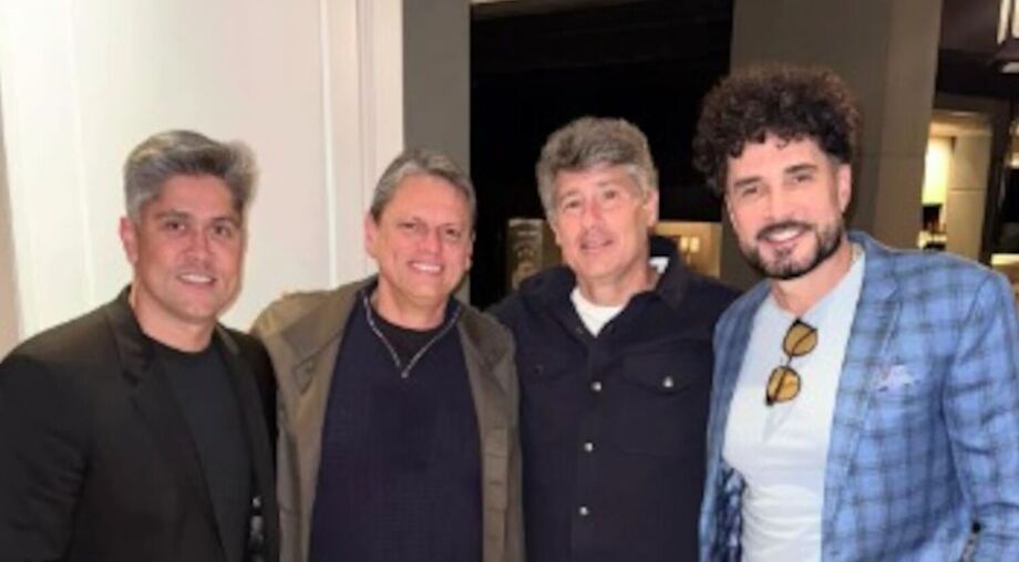 O governador de São Paulo, Tarcísio de Freitas, e o cantor Latino participaram de jantar com empresários na casa do artista.