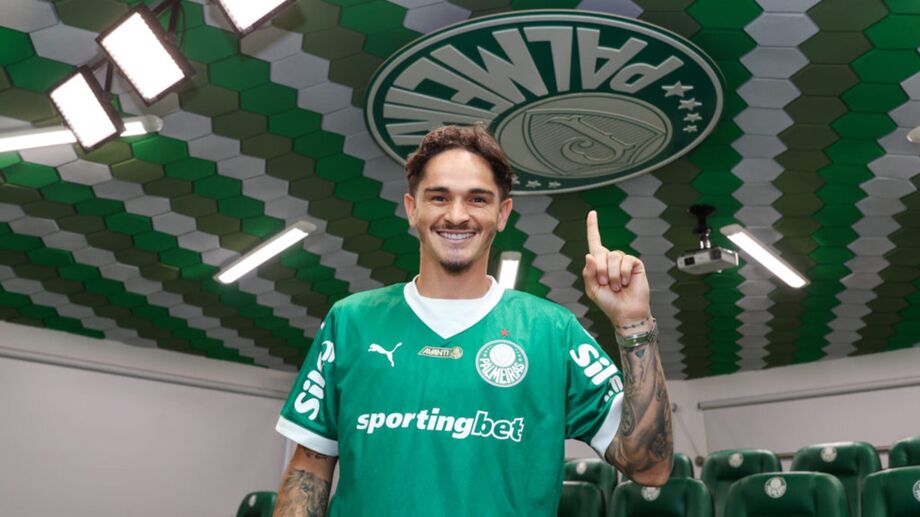 O lateral-direito Khellven assinou com o Palmeiras até julho de 2030.