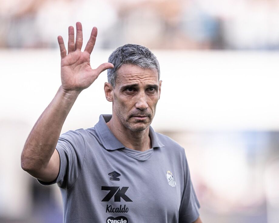 Vojvoda fala em resgatar identidade do Santos: 'Voltaremos a dar esse orgulho'.