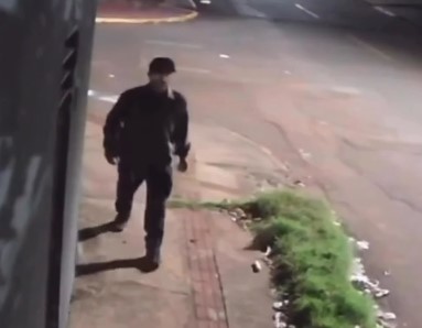 Homem com blusa listrada é procurado por cometer o crime de estupro no último dia 22