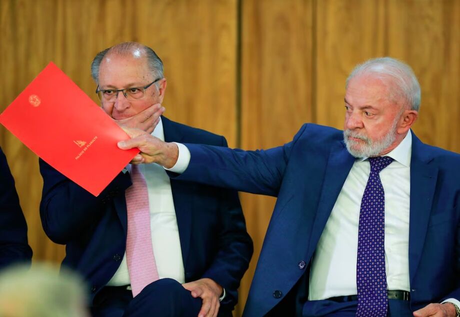 Lula ao lado do vice-presidente Geraldo Alckmin, durante anúncio de pacote para socorrer empresas atingidas por tarifaço dos Estados Unidos