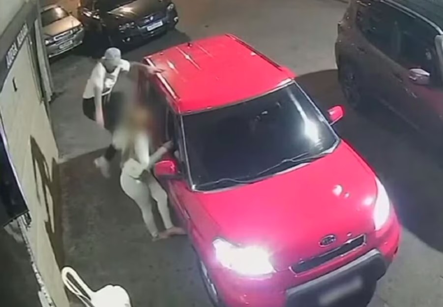 Homem agride ex-namorada com chutes e voadora pelas costas