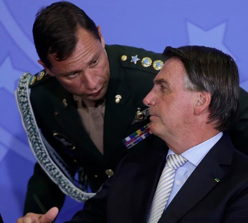O tenente-coronel Mauro Cesar Barbosa Cid ao lado do então presidente Jair Bolsonaro durante cerimônia no Planalto