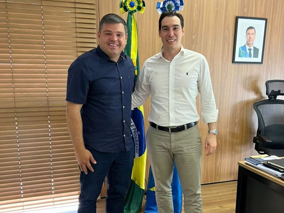 O vereador Silvio Pitu (à esq.) e o secretário de Governo e Gestão Estratégica, Rodrigo Perez, durante reunião em Campo Grande para discutir projetos voltados à administração municipal (19.ago.2025)