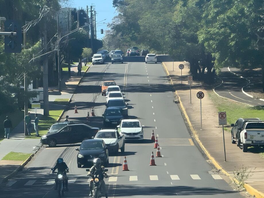 Trecho da avenida Antônio Maria Coelho, no bairro Veraneio, parcialmente bloqueado após colisão entre Parati e viatura descaracterizada da Polícia Civil, na manhã desta terça-feira (12).