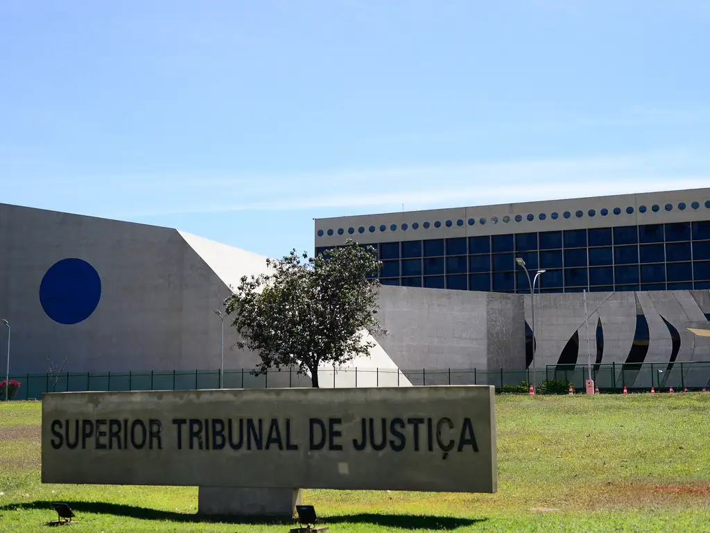 O STJ rejeita pedido de juiz aposentado para receber adicionais por trabalho como substituto em comarcas superiores