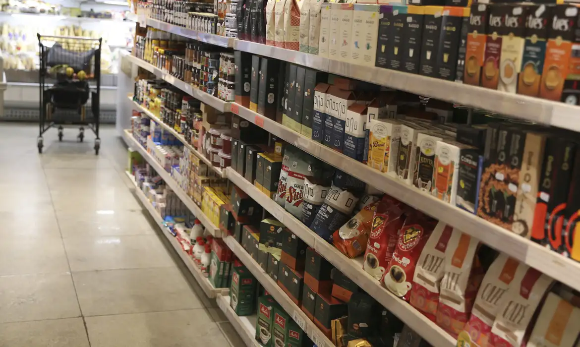 Consumo nos supermercados cresce 4% em julho e reflete melhora da renda e do emprego.