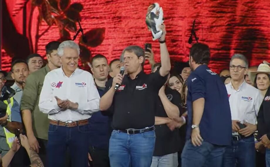 O governador de São Paulo, Tarcísio de Freitas (Republicanos), segura um boneco de Bolsonaro na Festa do Peão de Barretos