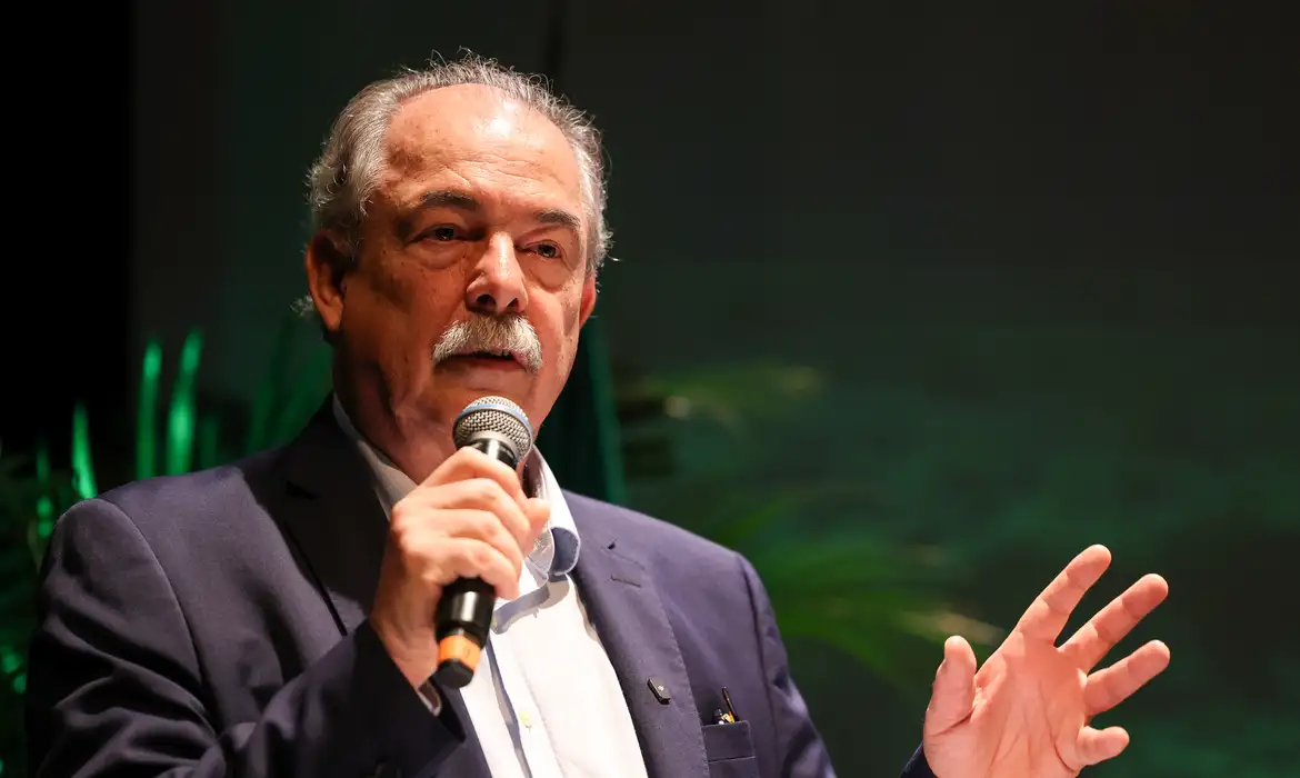 BNDES anuncia R$ 40 bilhões em crédito para empresas afetadas por tarifas dos EUA.