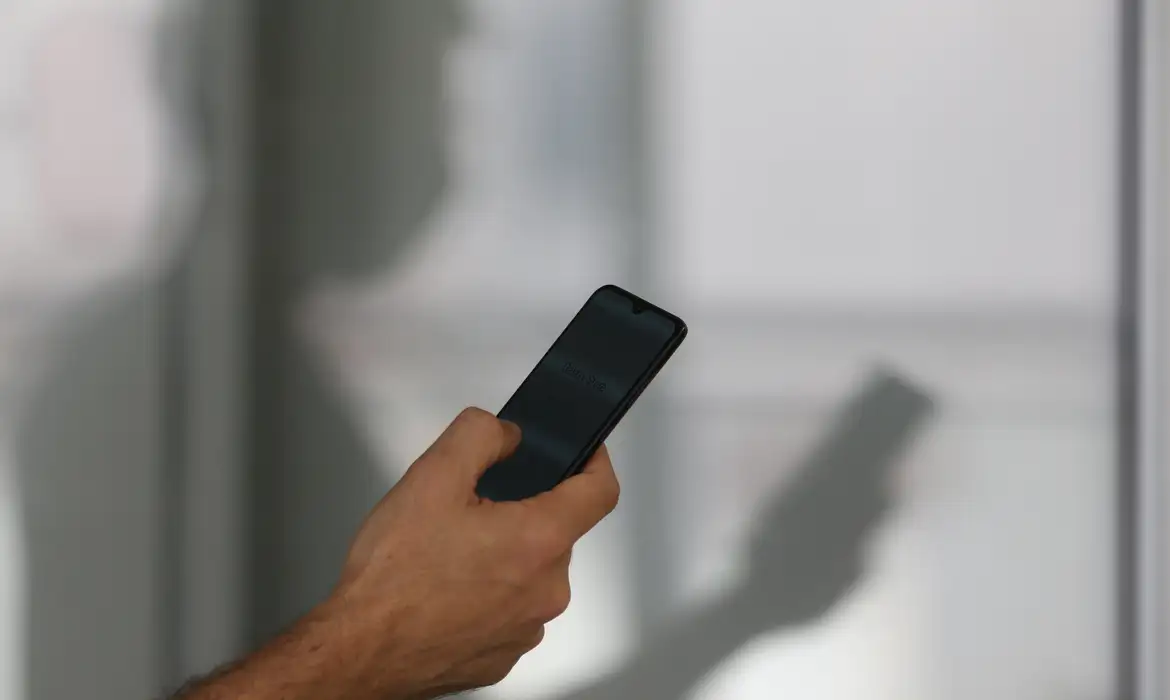 Trabalhadores poderão fazer portabilidade do crédito consignado diretamente pelo celular.