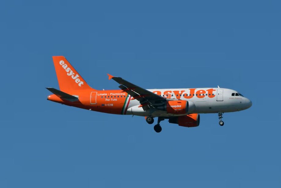 Avião da EasyJet teve de pousar na França após homem tentar invadir cabine do piloto