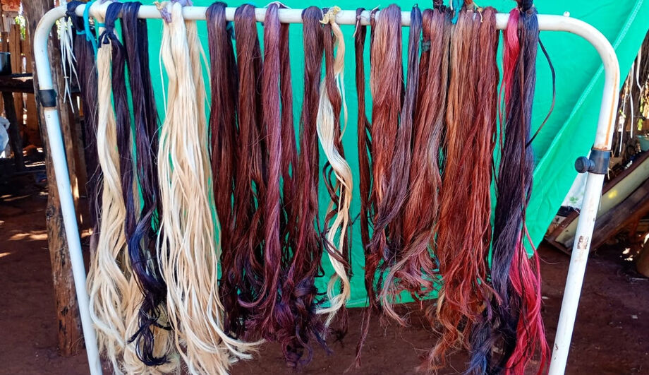 Apliques feitos por Marilza permitem ser tingidos e moldados da mesma forma que o cabelo humano