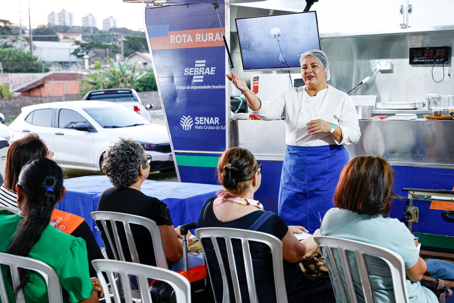 Em unidade móvel de capacitação, participantes puderam aprender técnicas de queijaria e produtos derivados de hortifrútis