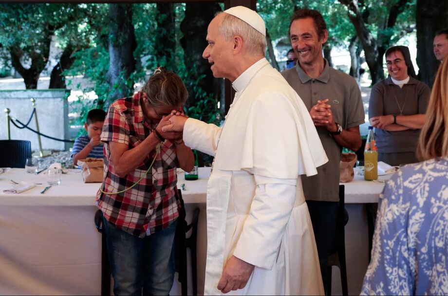 O papa Leão XIV participou de um almoço festivo com os pobres da Diocese de Albano Laziale, no Borgo Laudato Si, nos jardins das Villas Pontifícias em Castel Gandolfo, Itália, neste domingo, 17 de agosto de 2025.