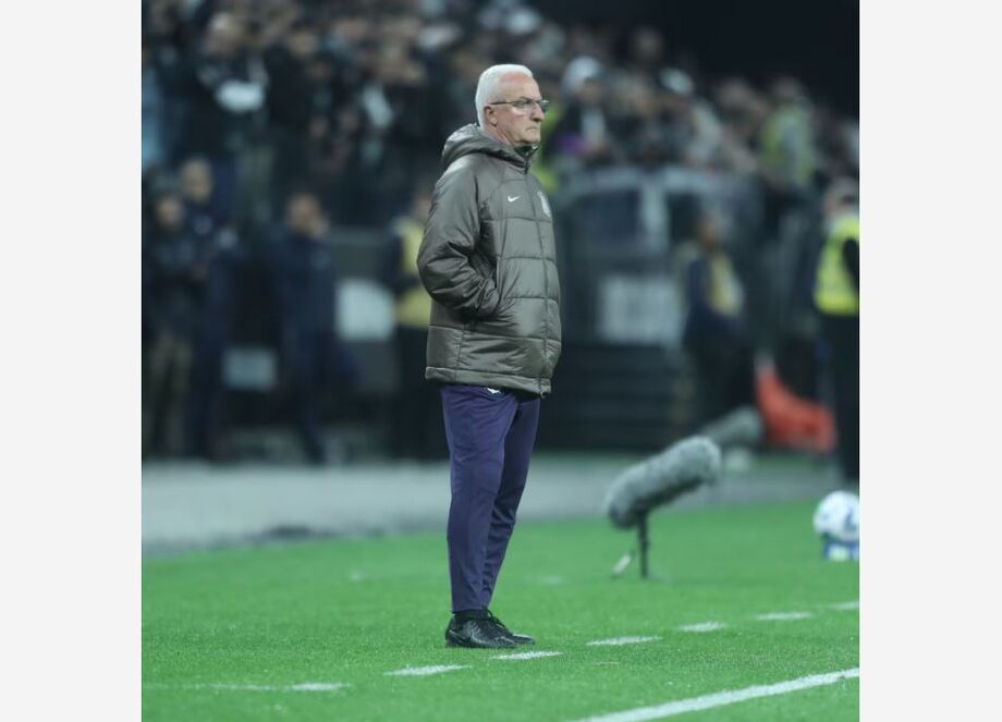 Dorival comanda o Corinthians na beira do campo