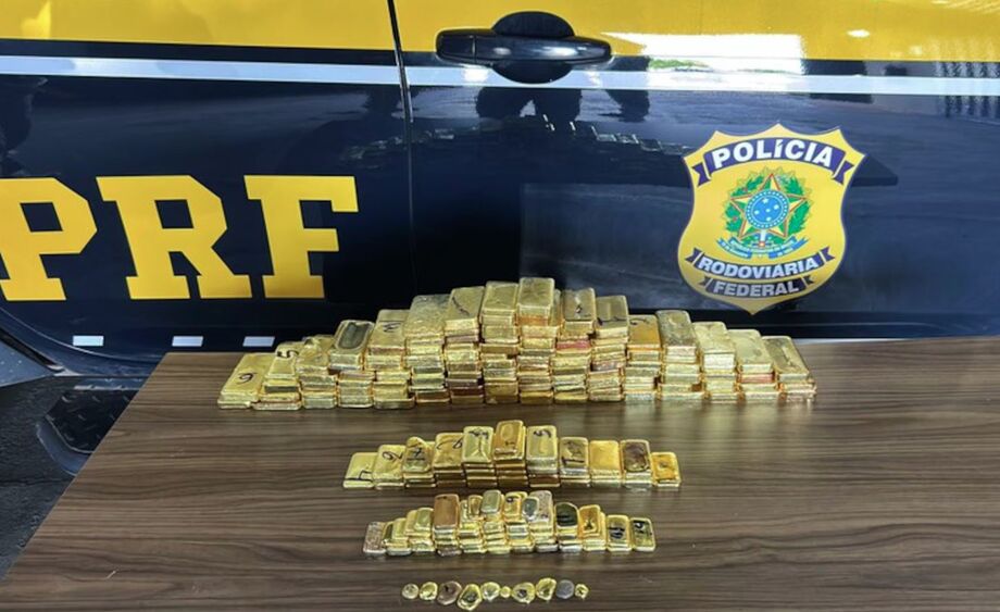 Mais de 100 barras de ouro maciço, totalizando 103 kg, foram encontrados dentro de uma picape.