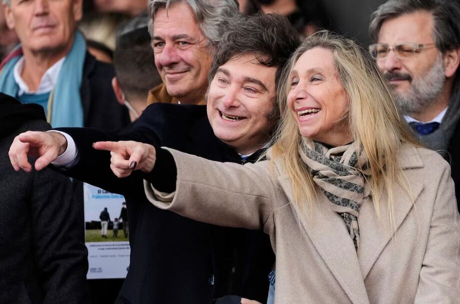O presidente argentino, Javier Milei, à esquerda, e sua irmã Karina Milei, secretária-geral da Presidência, participam da cerimônia de abertura da exposição anual da Sociedade Rural em Buenos Aires, em 26 de julho