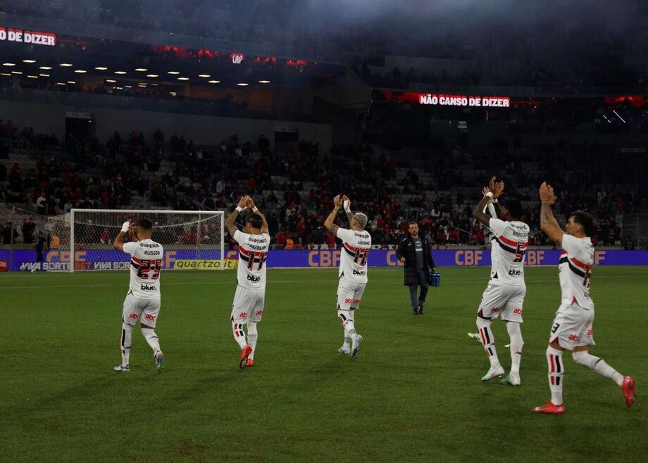 São Paulo empatou no placar agregado e foi eliminado nos pênaltis pelo Athletico-PR.
