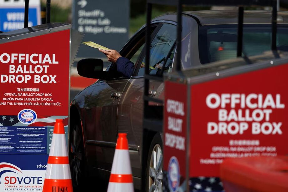 Presidente quer endurecer regras para o voto via correspondência. Na foto, eleitor deposita cédula de votação durante as eleições primárias da Super Terça em San Diego, Califórnia, EUA, em 5 de março de 2024.