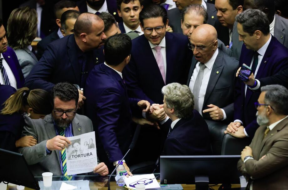 Bolsonaristas tumultuaram plenário e se amotinaram.