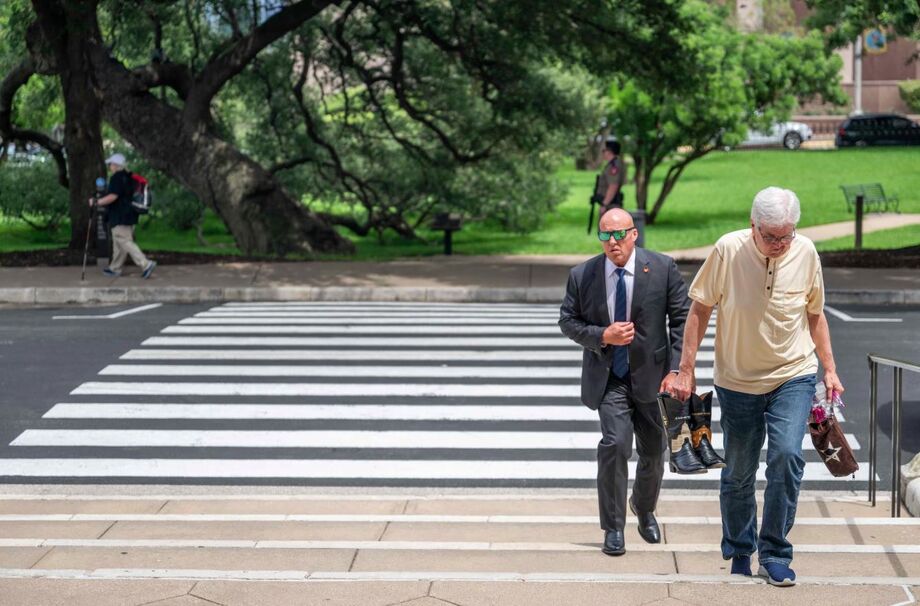 Vice-governador do Texas Dan Patrick entra no Capitólio antes de uma reunião do Comitê da Câmara Estadual em imagem desta segunda-feira, 4, em Austin, Texas