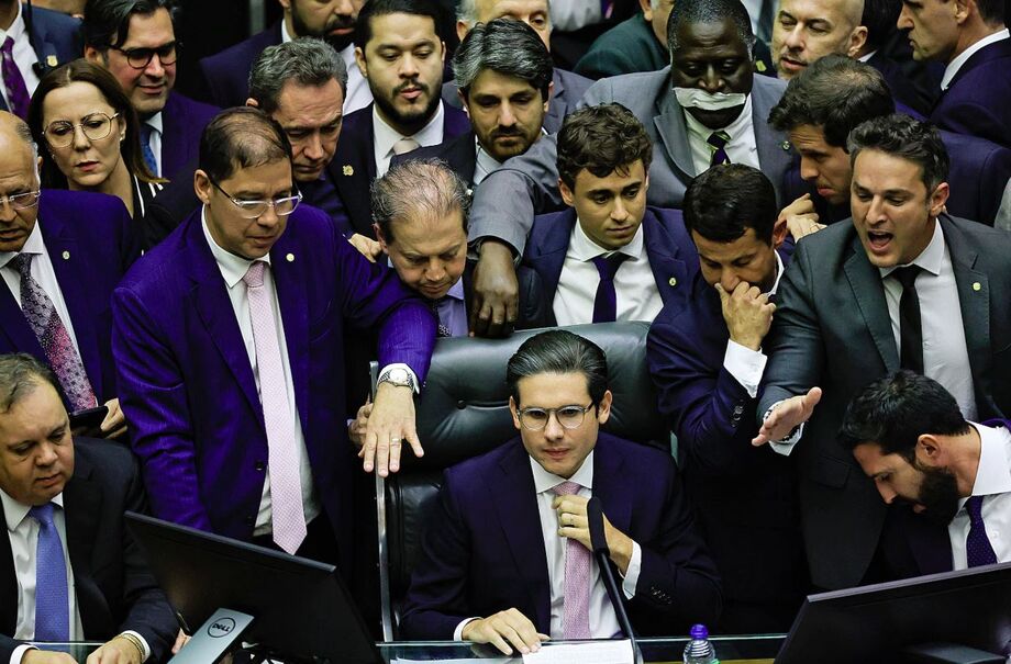 Motta precisou de dois dias para recuperar a cadeira da presidência da Câmara, tomada por bolsonaristas em protesto.