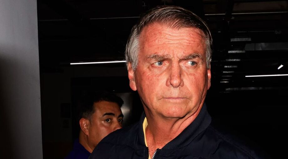 Bolsonaro está em prisão domiciliar.