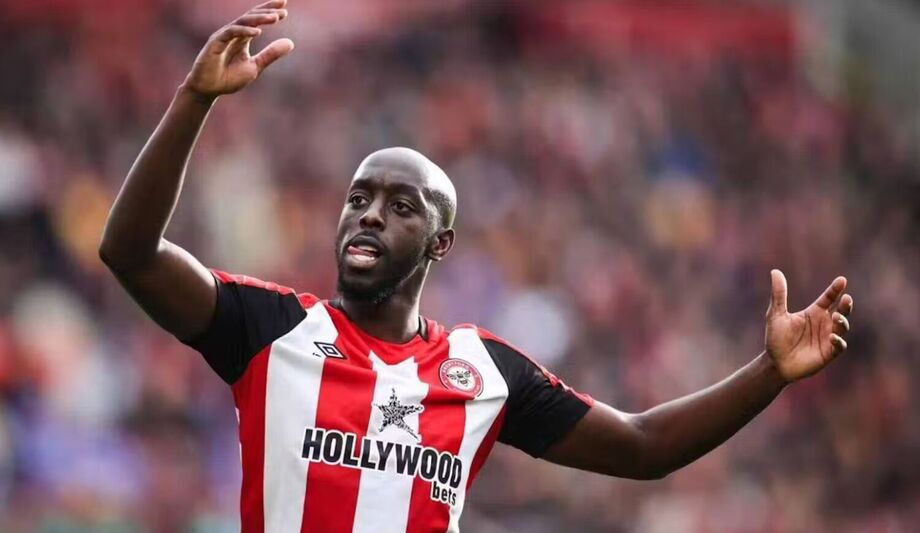 Yoane Wissa marcou 19 gols na última edição da Premier League, mas ainda não entrou em campo nesta temporada.