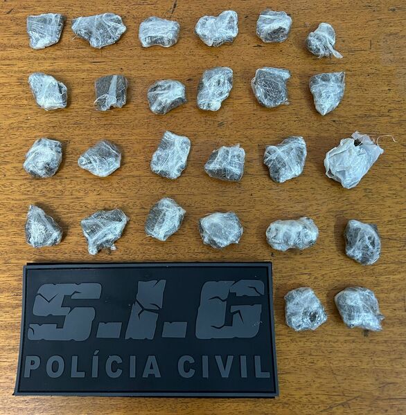 Jovem é preso em flagrante por tráfico de drogas em Três Lagoas com 26 porções de maconha escondidas no banheiro.