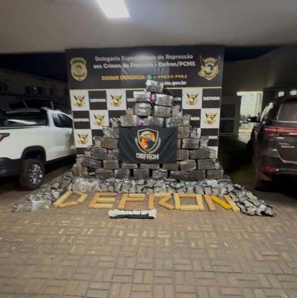 Polícia prende dupla em Laguna Caarapã com 770 kg de drogas e veículos roubados com placas adulteradas.