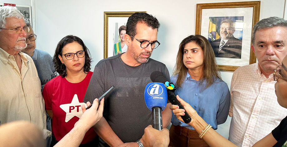 Ao lado dos deputados estaduais Zeca do PT e Gleice Jane; deputados federais Camila Jara e Vander Loubet, o ex-presidente do diretório regional, vereador de Coxim Vladimir Ferreira, falou sobre a saída do PT do Governo do Estado