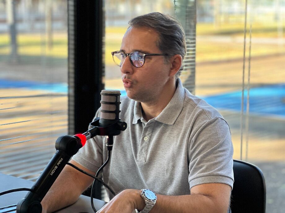 Dentro de uma cabine de vidro montada no coração do Parque de Exposições Laucídio Coelho, sede da Acrissul em Campo Grande, Guilherme Bumlai fala ao Grupo Feitosa