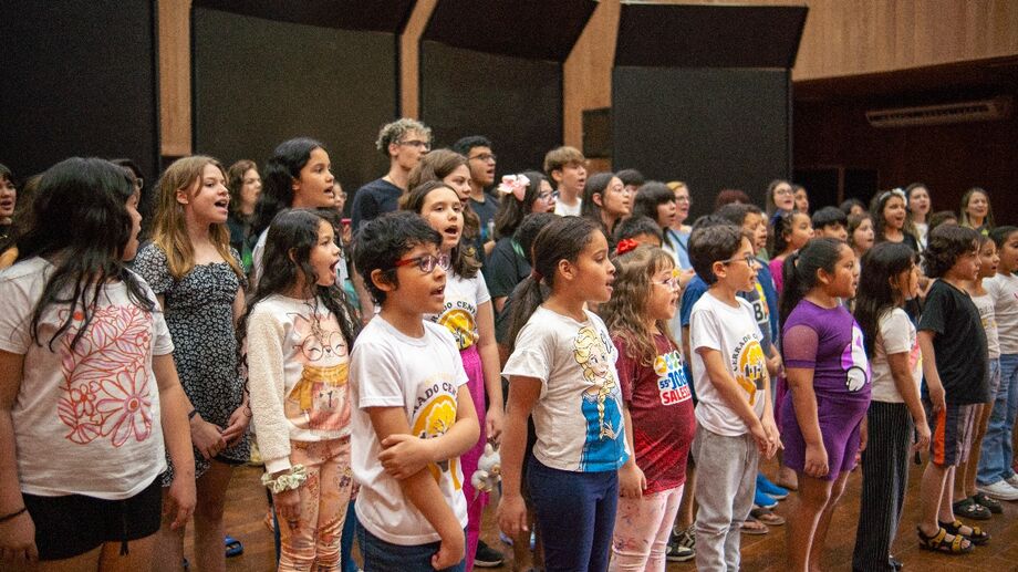 Espetáculo de encerramento do Compondo Talentos reúne alunos de todas as idades no palco do Teatro Aracy Balabanian, em Campo Grande