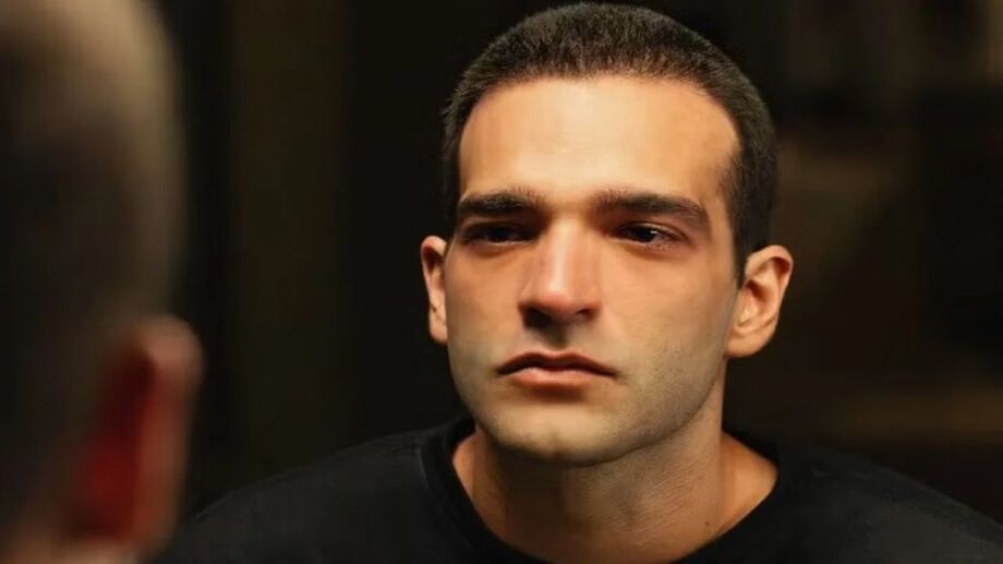 Afonso raspa a cabeça em Vale Tudo