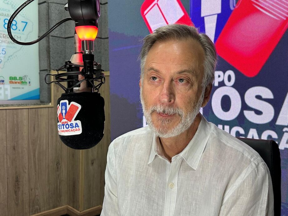 O início da vacinação foi anunciado em uma entrevista ao vivo com o médico Alberto Jorge Félix, pediatra da Unimed Campo Grande